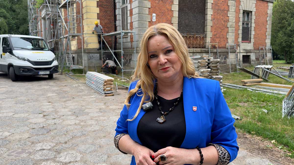 Gmina Krośniewice - pałacyk rodziny Rembielińskich przechodzi konserwację elewacji